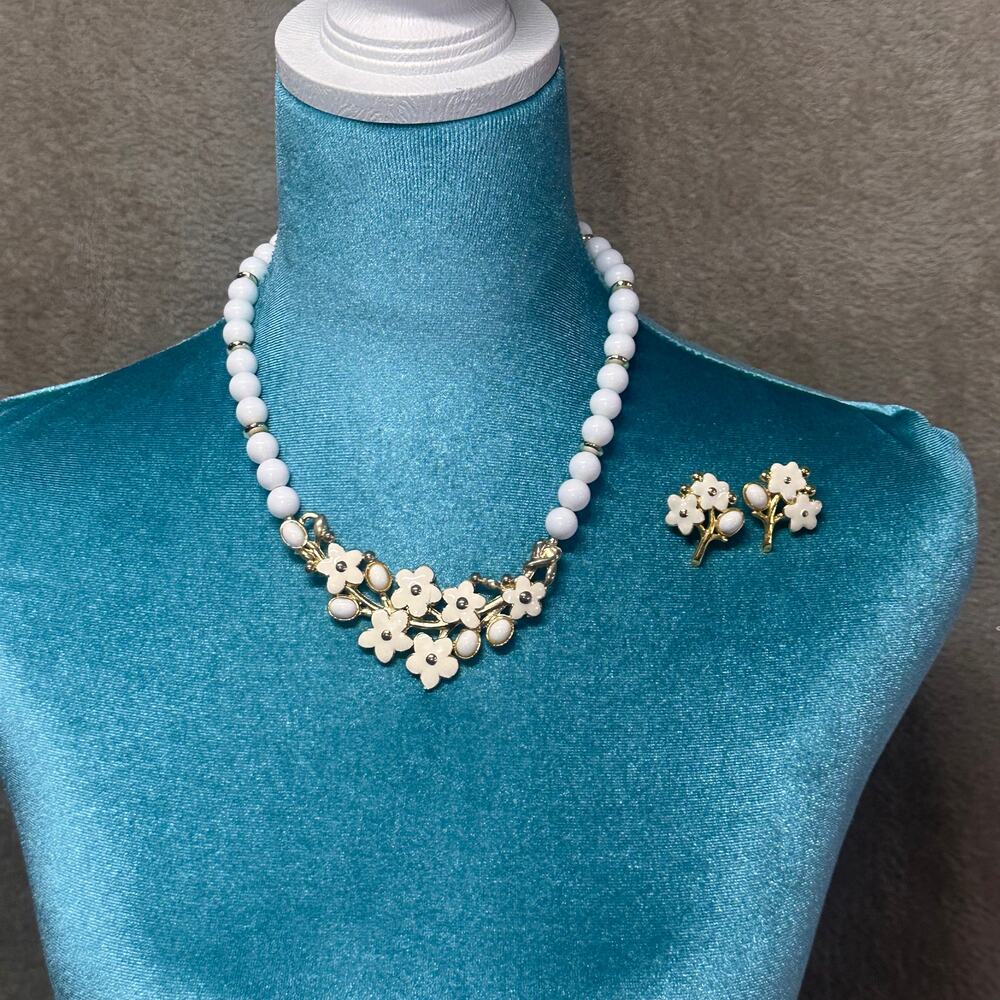 Vintage White Floral Necklace Earring Set Gold Tone Beaded Retro Jewelry - Picture 4 of 5